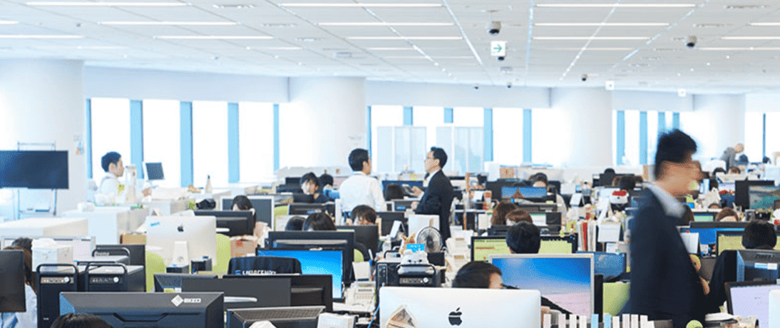 多くの社員が働く開放感のある現代的なオフィスの風景