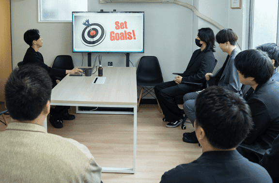 目標設定プレゼンテーション - オフィス内で行われるビジネスチームの戦略会議