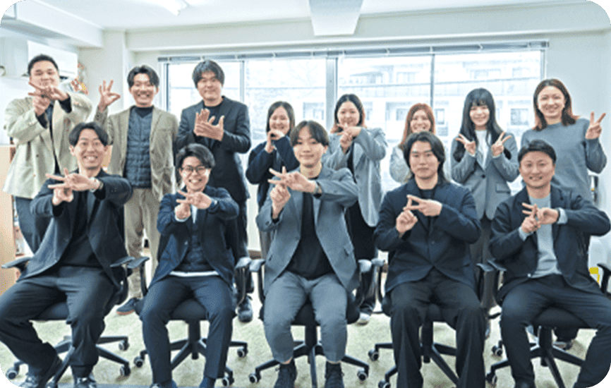 Key-partnersのメンバー集合写真 - チーム全員がポーズを取る明るいオフィス内での撮影